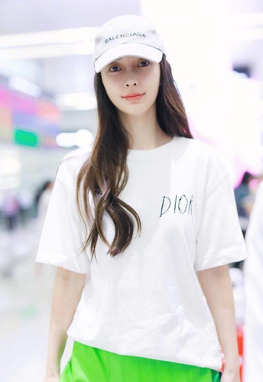 服装|是不是天然脸一眼就能分辨，baby不怕怼脸拍照，素颜也很自然