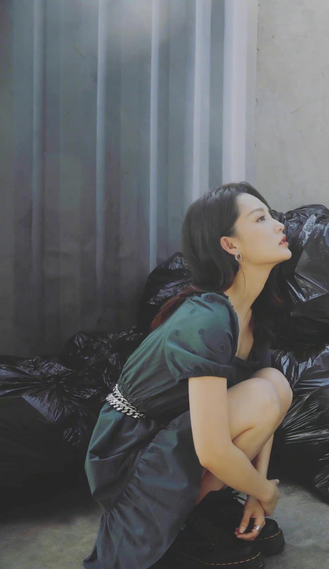 轮廓|李沁垃圾堆旁拍写真，黑色连衣裙轮廓精致，穿出女团风