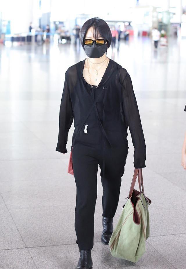 一身|周笔畅的造型让人难理解，“平板”身材穿挂脖上衣，一身黑挺高级