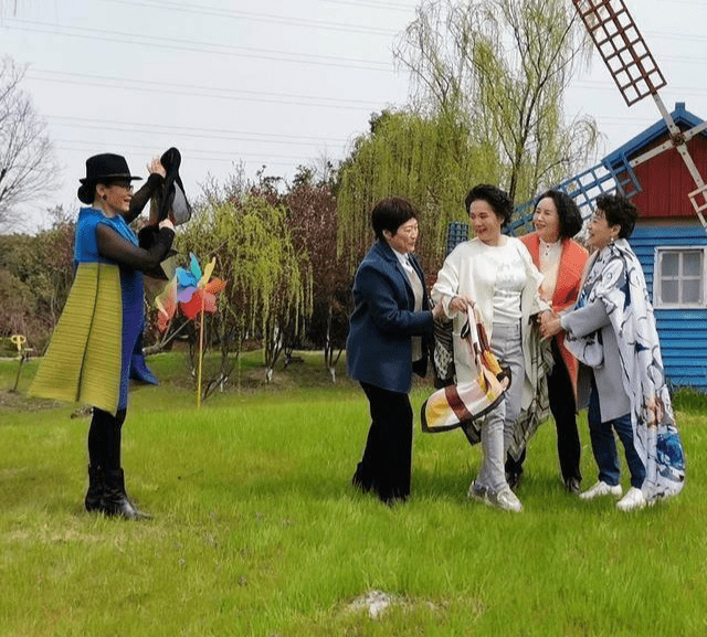 黑色|潘虹许娣五姐妹真是大妈典范,穿妈妈装配丝巾拍照,不俗反而优雅