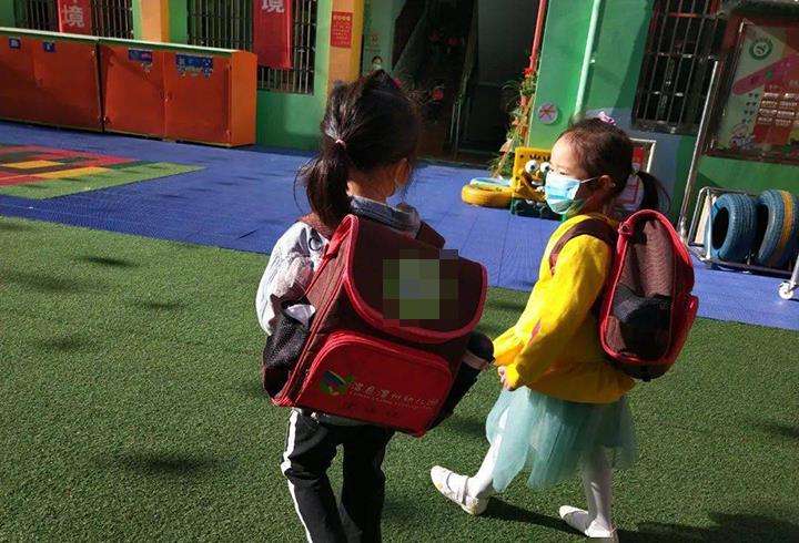 什么|孩子的书包里都装了什么？大蒜、包子、彩纸……堪称“百宝箱”