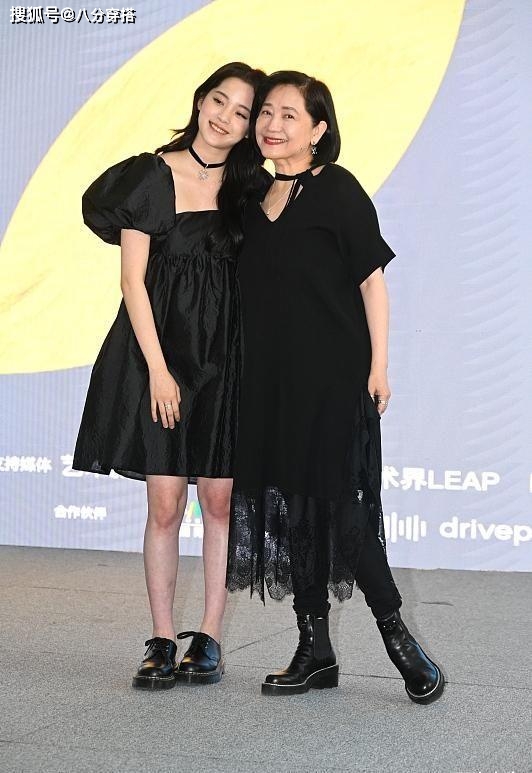 美眉|欧阳娜娜与妈妈同穿黑裙比美，一个娇俏一个稳重，养眼又时髦