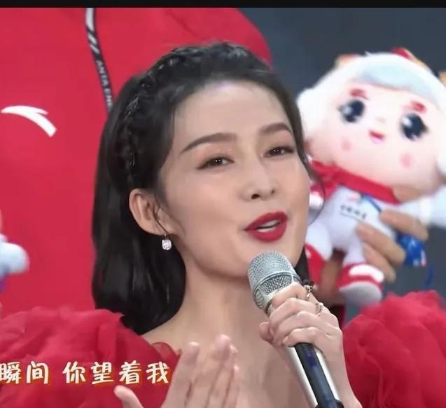 周冬雨|春晚明星穿一溜红,周冬雨故意穿芭比粉裙,倪妮一袭白大衣完胜