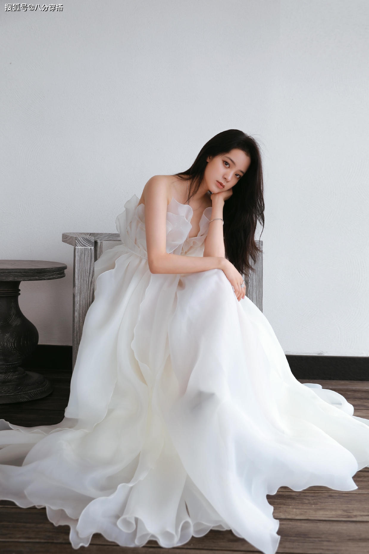 美眉|欧阳娜娜与妈妈同穿黑裙比美，一个娇俏一个稳重，养眼又时髦