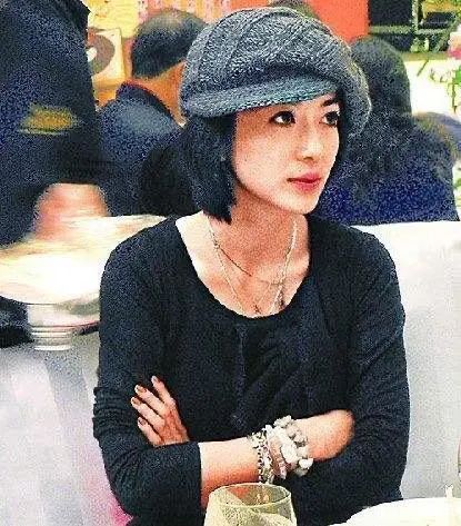孙丽雅|齐秦小24岁娇妻气质佳，黑色紧身衣搭贝雷帽，简约中自带优雅风范