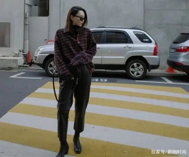 黑色|高晓松前妻“逆龄生长”，穿慵懒针织裙唯美又浪漫，颜值气质俱佳