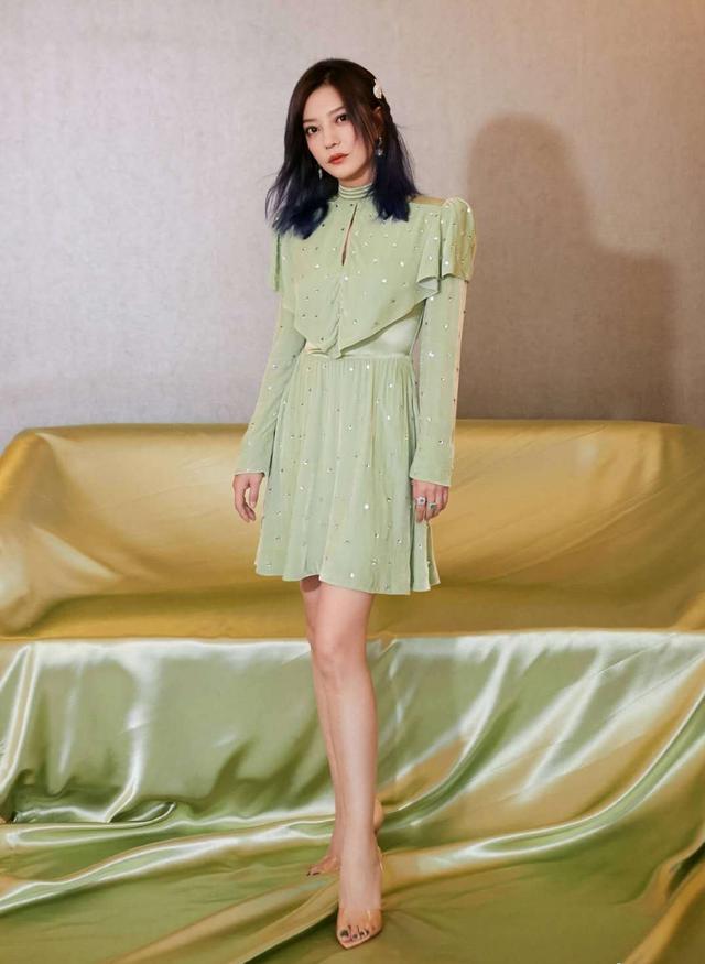 漂亮|赵薇一身牛油果绿连衣裙造型巨显白，这个颜色真的是永不过时