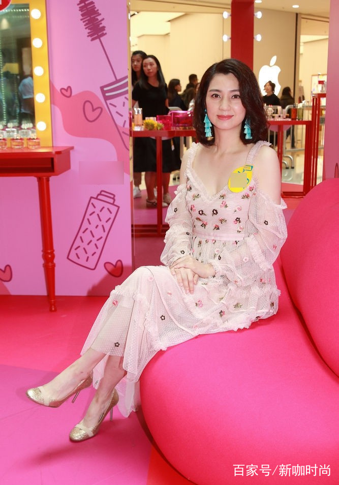 耳环|高级又时尚！这个夏天要像48岁洪欣这样穿才够美