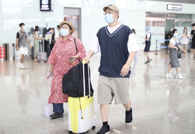 身材|杜海涛妈妈穿碎花裙走机场，和儿子体形高度“神似”，基因真强大