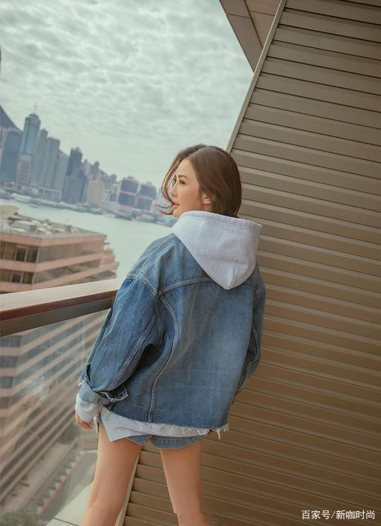 身材|阿Sa居然38岁了，穿牛仔外套配长款卫衣，身材凹凸有致似少女