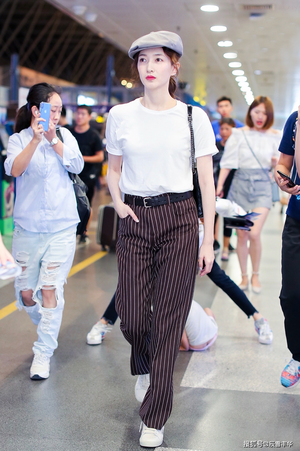 身材|江疏影穿出了“白T恤”的精髓，搭配3000元条纹裤，复古又高级