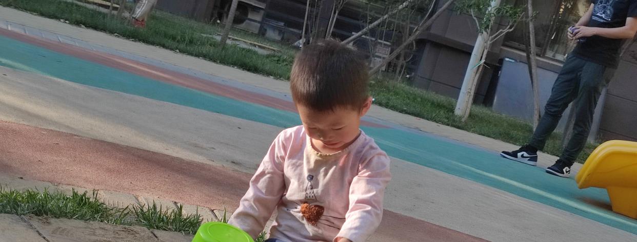 小区|值百万元宝宝在小区里面玩，大伙儿都围过来看