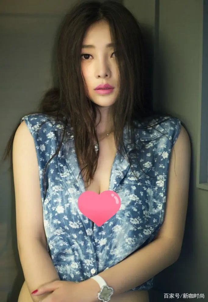 鱼尾|柳岩身材好就是敢穿，低胸上衣秀事业线，我却被“蜜桃臀”吸引了