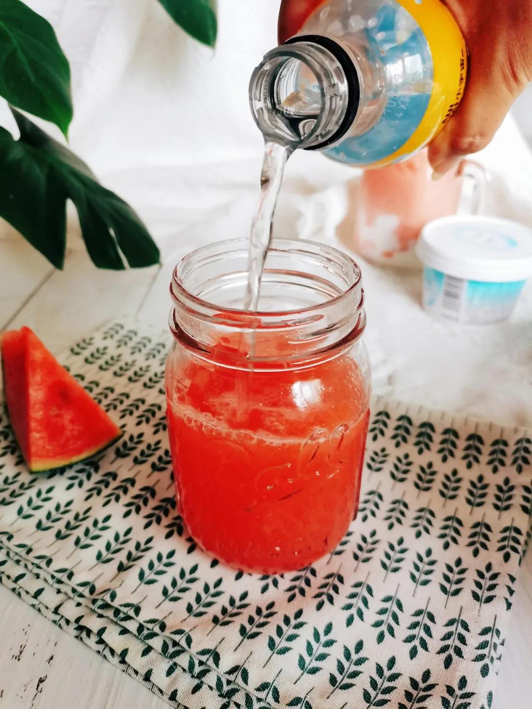 杯中倒入酸奶,倒入冰块,最后倒入西瓜汁,完成酸奶西瓜饮.