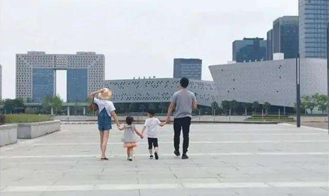 无可|兄妹俩相差十岁，哥哥带妹妹出行一脸生无可恋：比书包还要重！