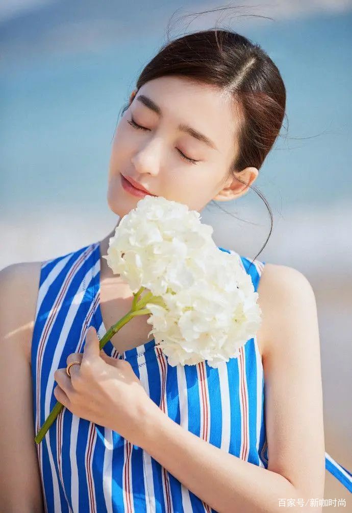样式|王丽坤有身材就是任性，蓝白条纹裙宽松不修身，照样穿出女神范