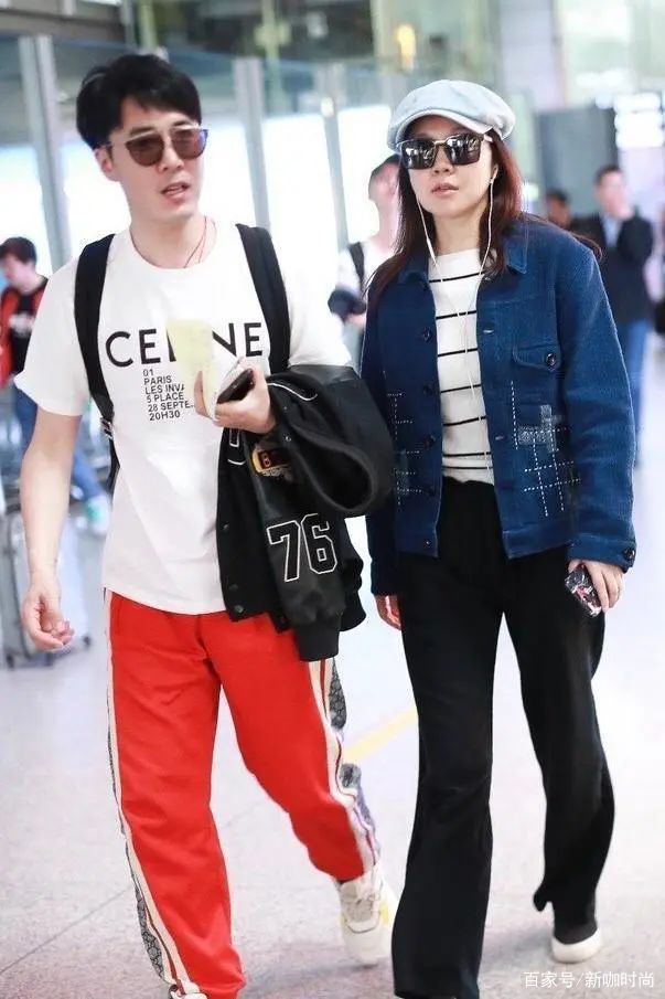 颈部|闫妮滤镜碎一地，穿简约装束朴素无亮点，松弛颈部肌肤太显老