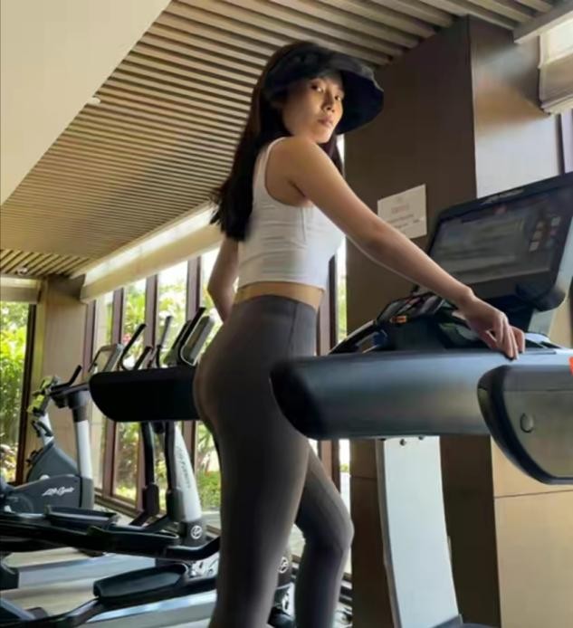 原创大嫂徐冬冬晒视频扎利落马尾淡妆出镜白色背心尽显丰腴身材