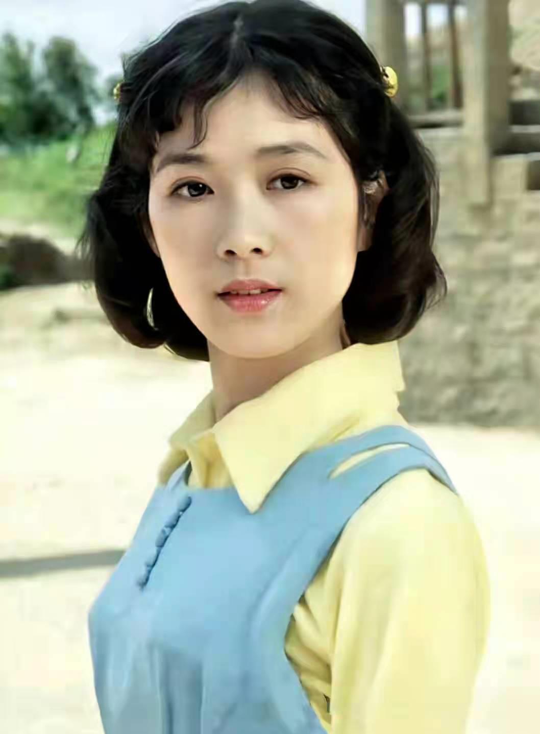 龚雪|龚雪姜黎黎年轻时才是时髦人,夏季穿搭清新脱俗,照穿经典不过时