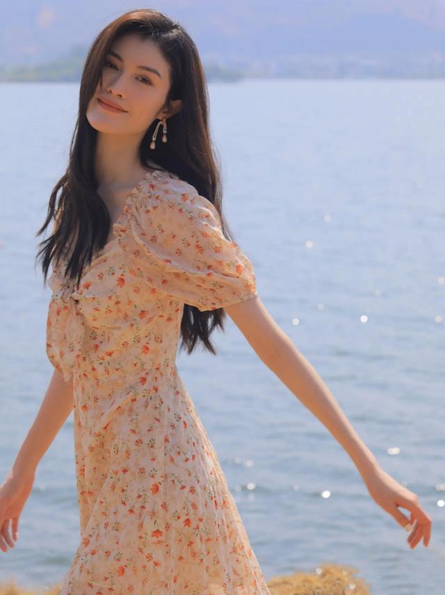 印花|印花裙，碎花裙，印花复古浪漫，很大气，穿上就变温柔小美女。