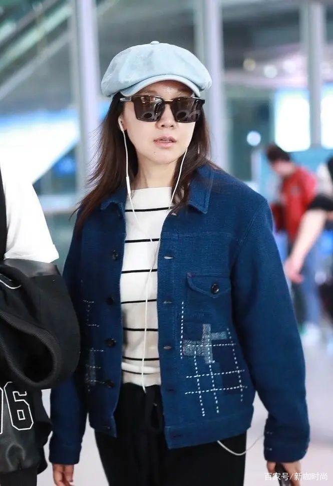 颈部|闫妮滤镜碎一地，穿简约装束朴素无亮点，松弛颈部肌肤太显老