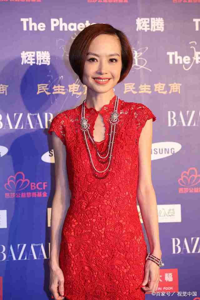身材|鲁豫这身有点“狠”,礼帽搭配黑色斗篷,腿瘦到惹人疼