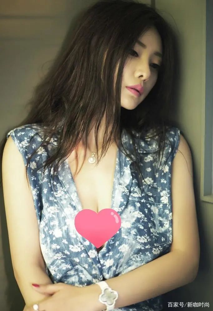 鱼尾|柳岩身材好就是敢穿，低胸上衣秀事业线，我却被“蜜桃臀”吸引了