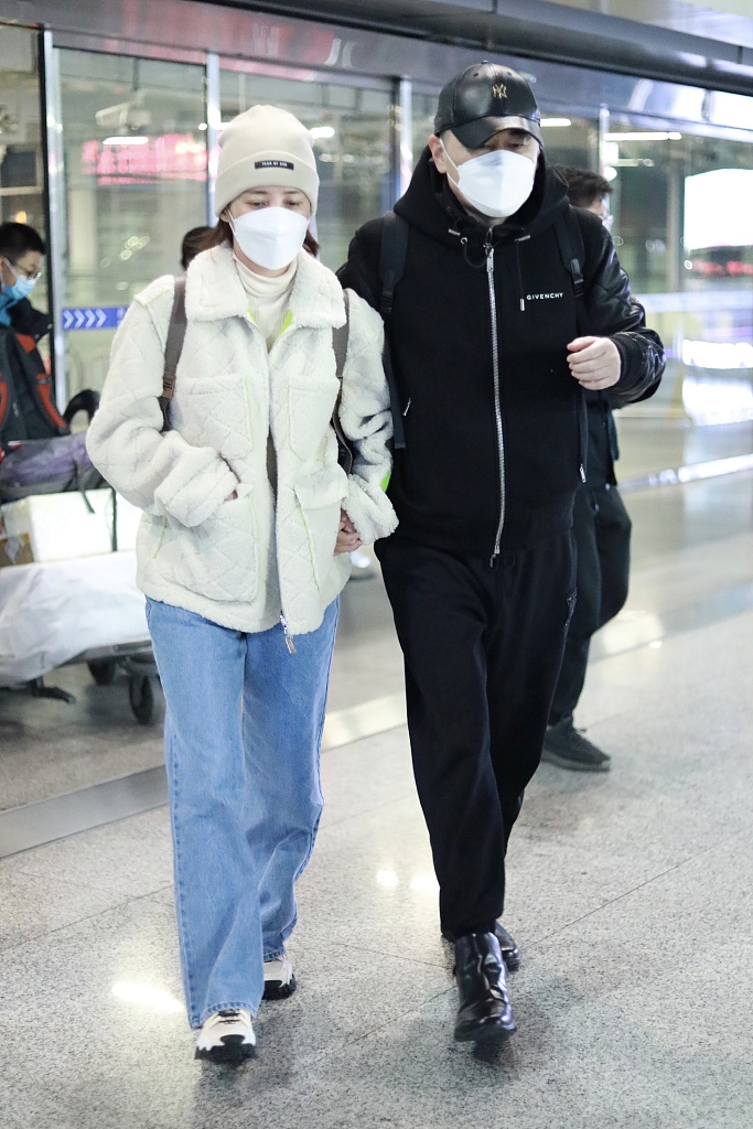 蓝色|陈建斌夫妇秀恩爱!蒋勤勤穿翻毛外套配牛仔裤,46岁嫩成36岁