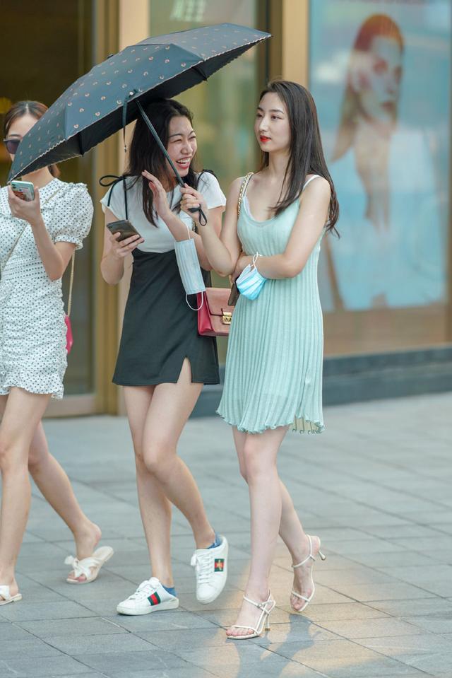 短裙|清凉透气的穿搭，是夏天的主流搭配，连衣短裙搭配很舒适