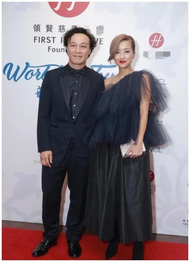 一身|徐濠萦不当模特可惜了!穿一身黑气场超强,又黑又瘦也难掩高级感