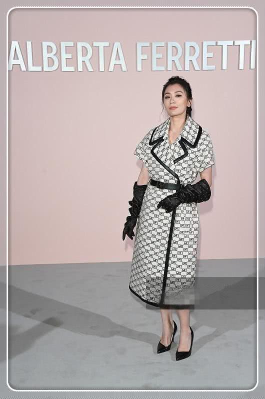 黄圣依|米兰时装周44岁贾静雯比美36岁黄圣依，同是辣妈，差距真大！