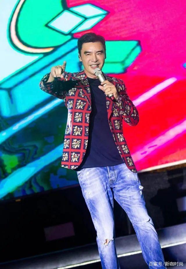 钟镇涛|钟镇涛年近古稀不显老,金色西装搭黑衬衫,与小12岁老婆似同龄人