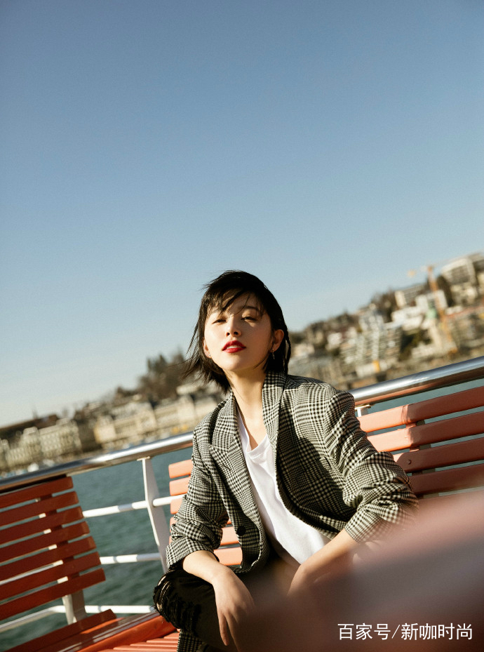 夏天|阚清子真是“美出国”了，穿格子西装亮相街头，与升温的夏日绝配