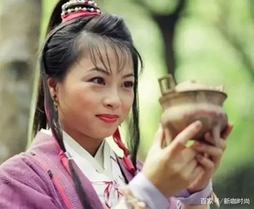 女士|品位不高改名也没用，54岁“建宁公主”大衣搭长靴，还是带点土味