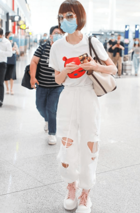 一身|鲁豫这纸片身材随便穿穿就很时尚，卡通T恤都能穿出高级感，服了