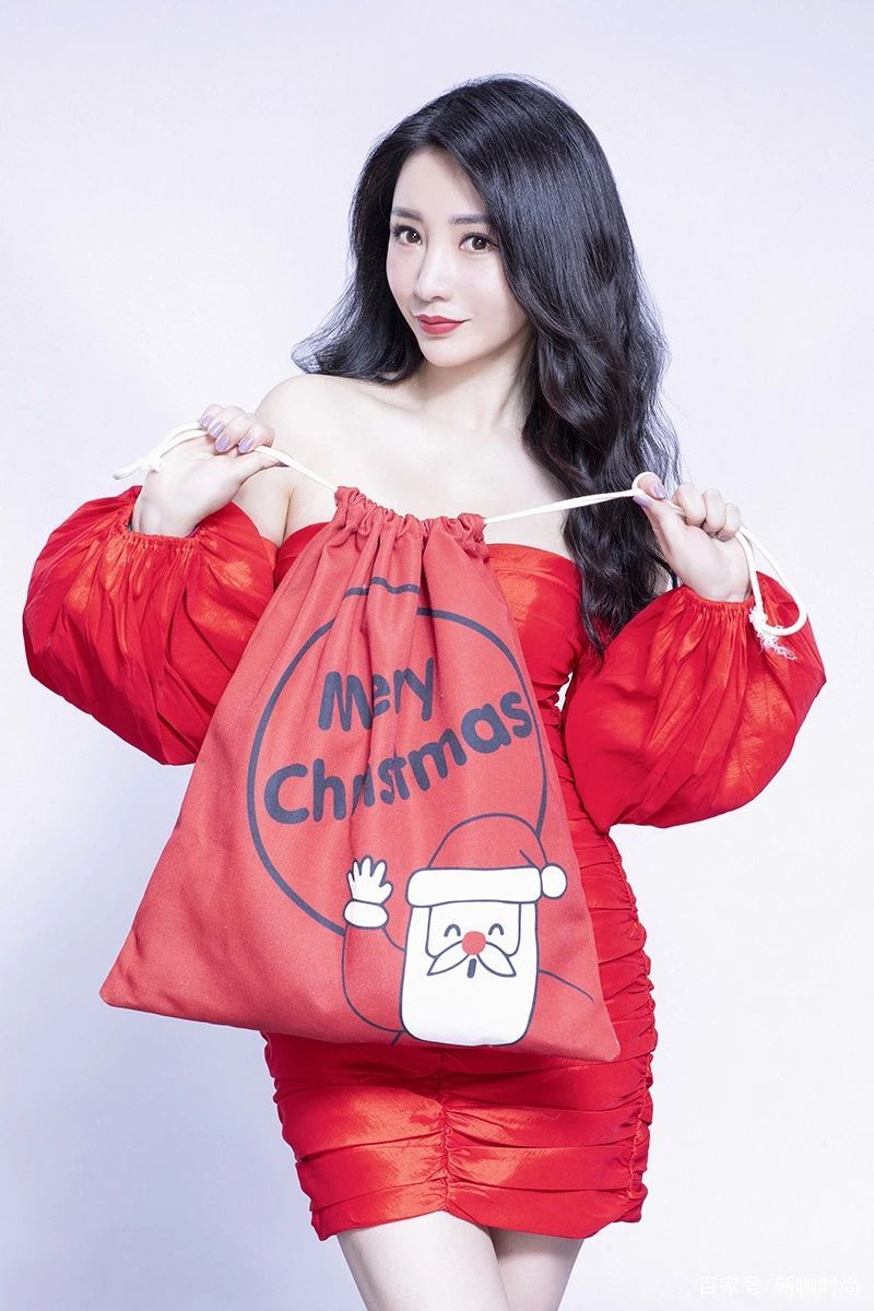 好身材|柳岩太有“料”,穿红色短裙化身圣诞老人,好身材暴露无遗