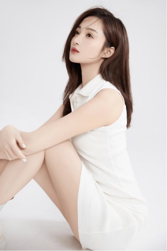 孙嘉璐纯白连衣裙大片美如初恋女友模样