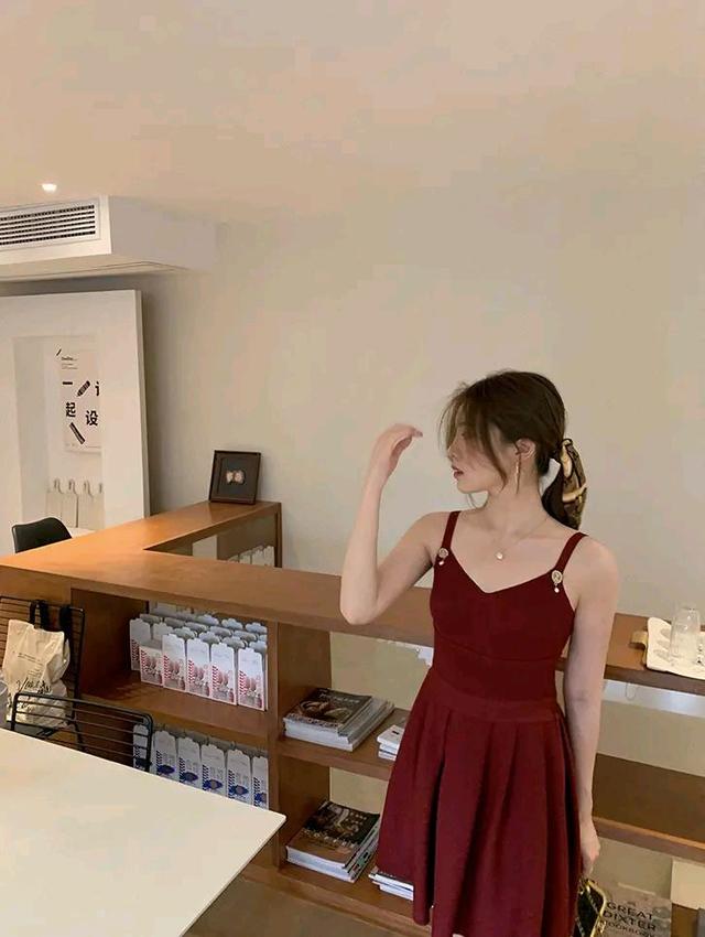 金色|赫本风的连衣裙性感中带一点小复古，搭配金色人像的胸针很有味道~