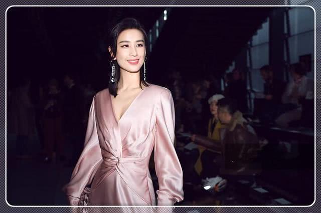 黄圣依|米兰时装周44岁贾静雯比美36岁黄圣依，同是辣妈，差距真大！