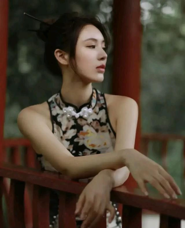 别具|小姐姐穿着一身得体旗袍，整个人融入到这个别具风格的公园里了。