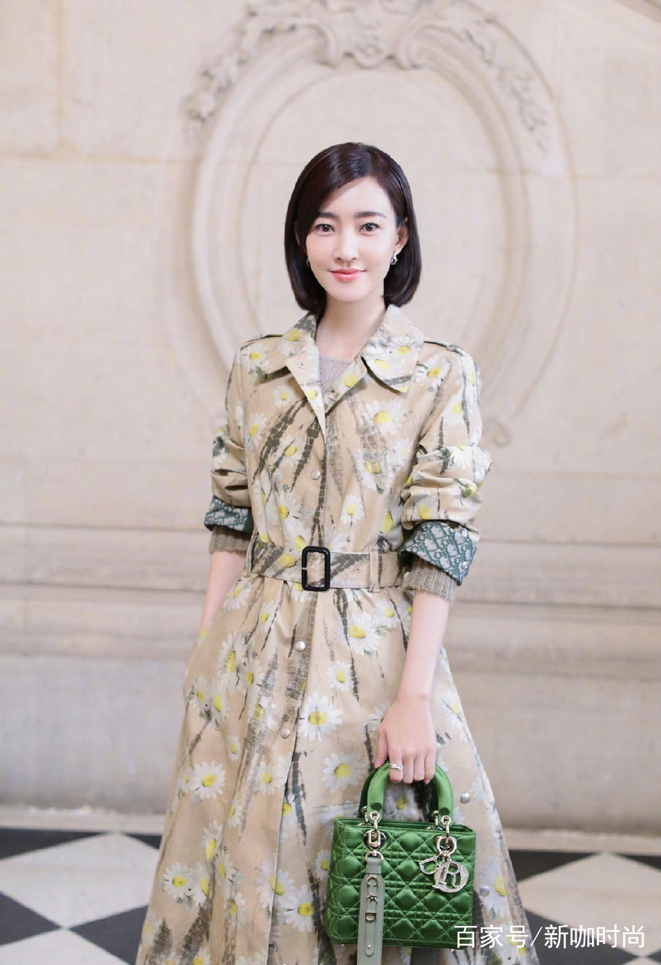 女神|王丽坤真会穿，“小雏菊”风衣优雅大方，“波波头”发型更是减龄