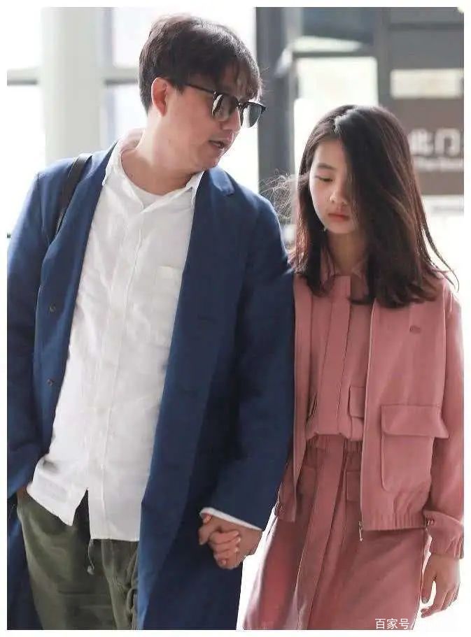 衣裙|黄家有女初长成,黄多多穿格子衫休闲又时髦,6岁妹妹颜值抢镜
