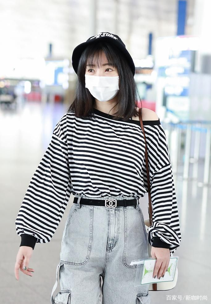 制造|柳岩的“酷girl”造型真时髦，露肩上衣搭工装牛仔，活力似少女