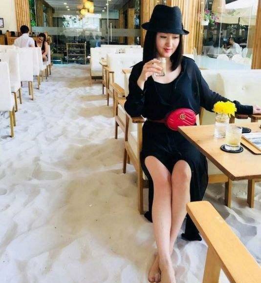 黑色|女人年过半百咋扮嫩，学50岁杨钰莹这样穿，大婶年纪也有少女感