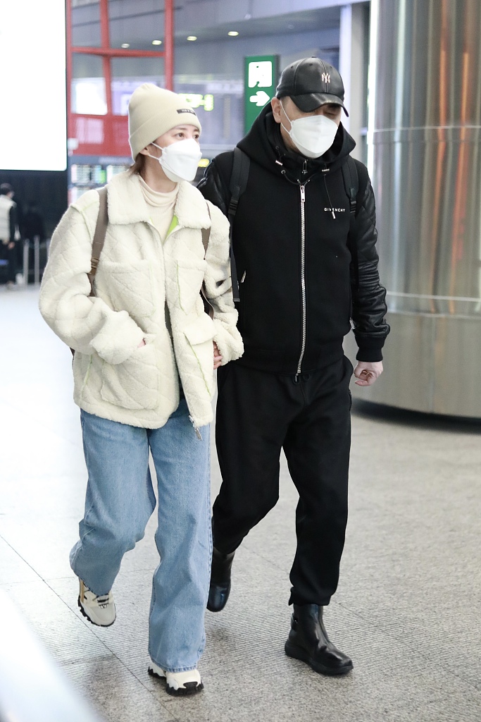 蓝色|陈建斌夫妇秀恩爱!蒋勤勤穿翻毛外套配牛仔裤,46岁嫩成36岁