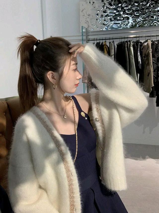 金色|赫本风的连衣裙性感中带一点小复古，搭配金色人像的胸针很有味道~