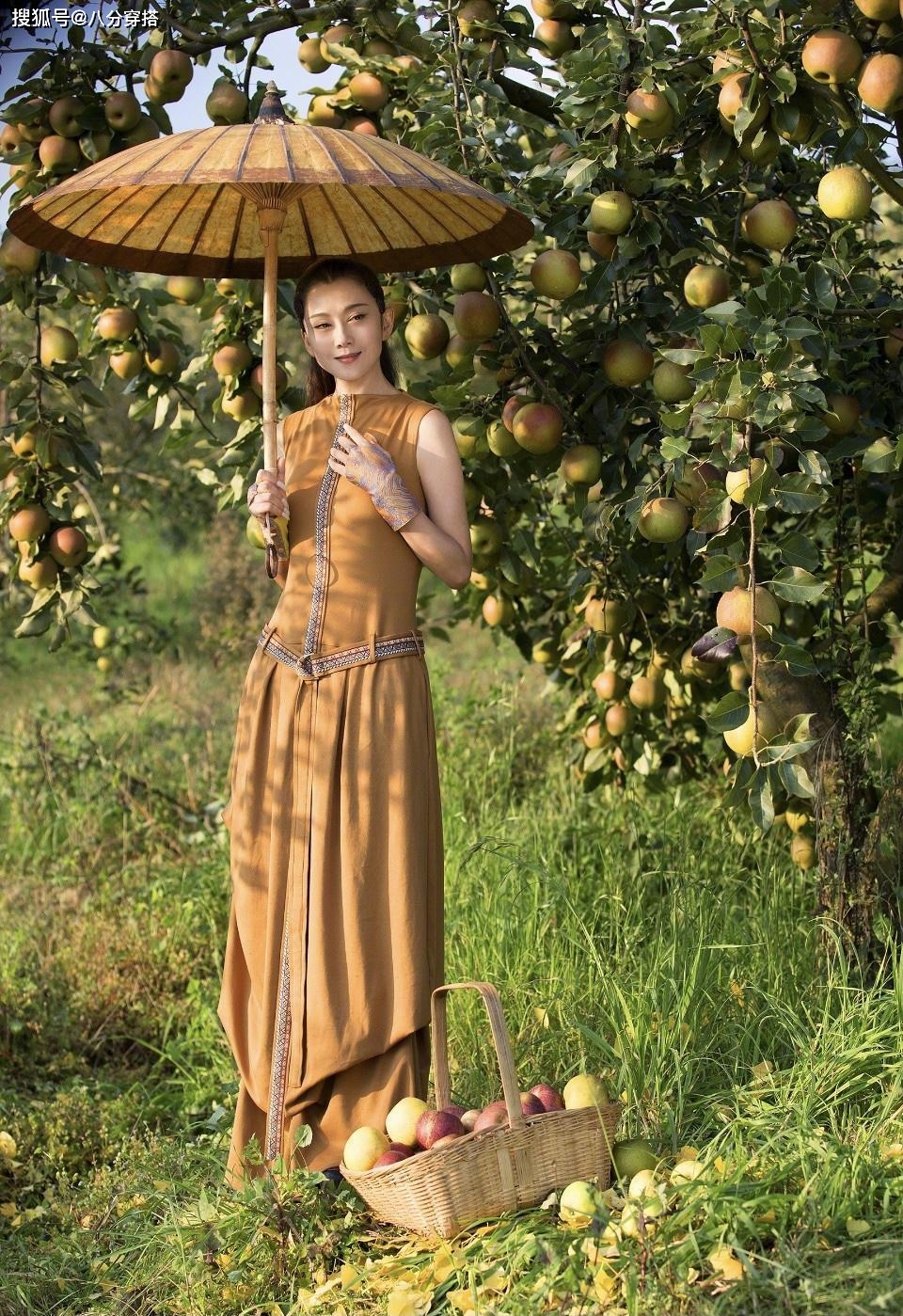 62岁杨丽萍真是奶奶圈顶流白色纱裙飘逸灵动身姿挺拔不输少女