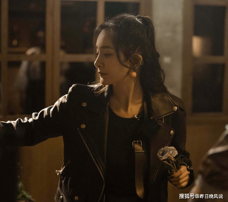 杨幂|杨幂穿白色长裙出席活动，本以为腿够美了，没想到“奶油腰”更绝