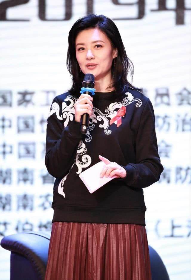 卫衣|周涛终于换发型，剪掉厚刘海露出额头好精神，配卫衣+半裙好显嫩