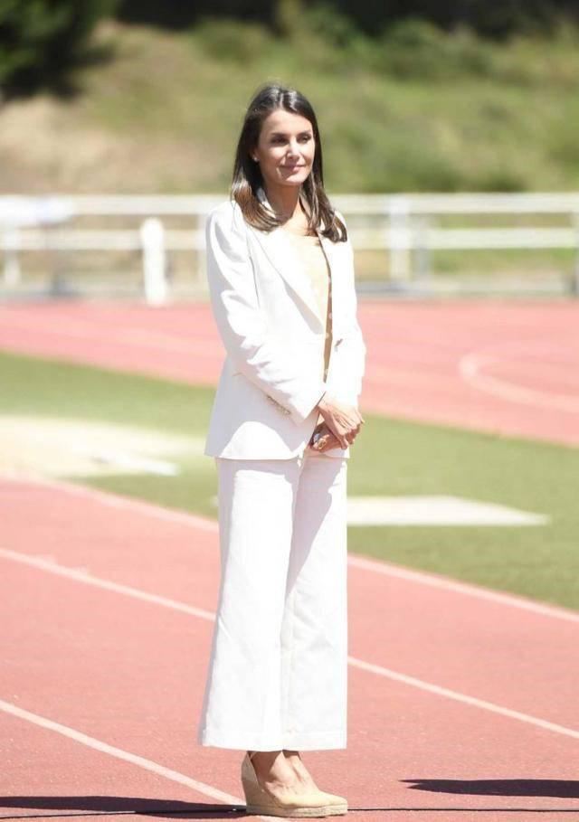 花色|西班牙王后久违亮相，穿西装配阔腿裤一脸憔悴，眼角皱纹多了不少